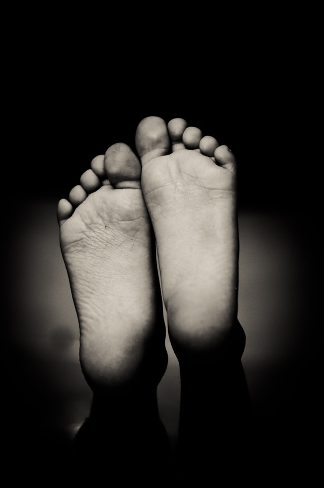 Två fötter i svartvitt